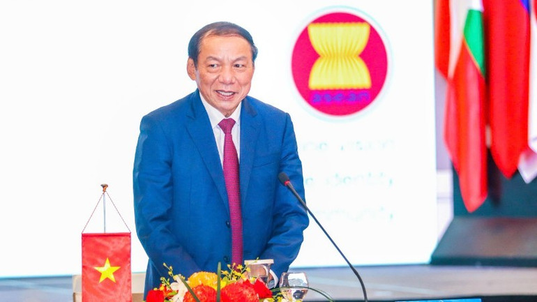 Phát biểu khai mạc Hội nghị AMMS 8, Bộ trưởng Nguyễn Văn Hùng bày tỏ tin tưởng rằng: “Hội nghị AMMS 8 không chỉ là nơi đánh giá thành tựu, mà còn là dịp để chúng ta cùng hướng tới một ASEAN thịnh vượng hơn - nơi thể thao trở thành động lực gắn kết, phát triển và lan tỏa giá trị nhân văn, hòa bình và hạnh phúc”. bthung.jpg