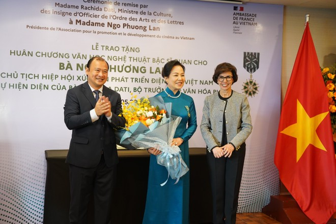 Tiến sĩ Ngô Phương Lan tại lễ trao Huân chương Văn học Nghệ thuật bậc Officier của Cộng hòa Pháp (Ảnh: vietnamplus). pl3.jpg