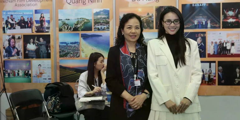 Tiến sĩ Ngô Phương Lan và diễn viên Ninh Dương Lan Ngọc tại Hội chợ phim ACFM 2024 ở Busan (Hàn Quốc). pl5.jpg