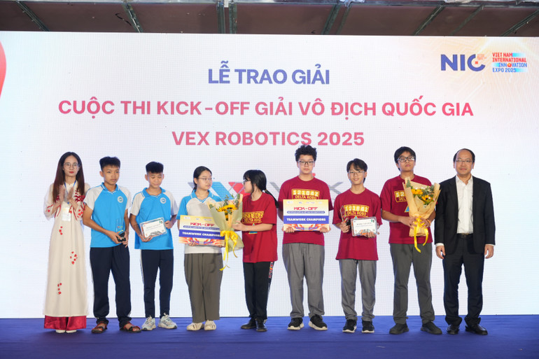 Đội GIANT và đội Delta Robotics vô địch Liên minh Bảng Trung học cơ sở hạng mục VEX IQ. r5.jpg