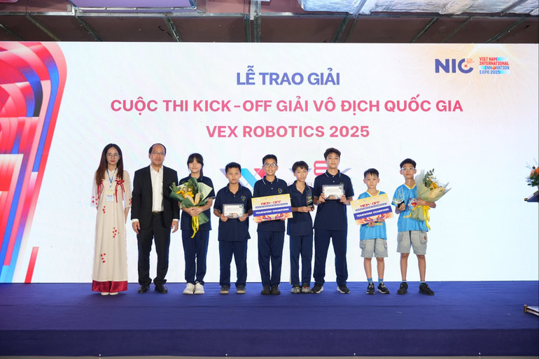 Đội Doraemonster và đội Ironbots vô địch Liên minh bảng Tiểu học hạng mục VEX IQ. r4.jpg