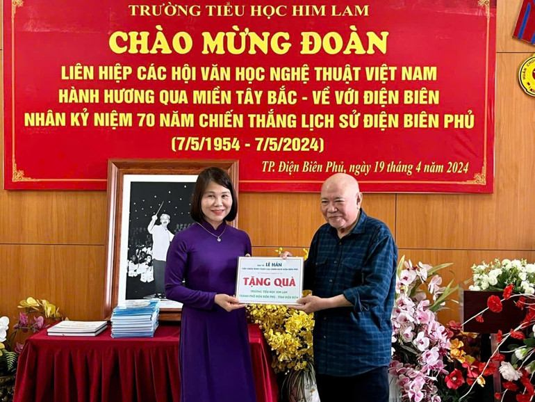 Nhà văn Châu La Việt trong một chuyến đi thực tế, làm công tác xã hội tại Điện Biên năm 2024. cl4.jpg