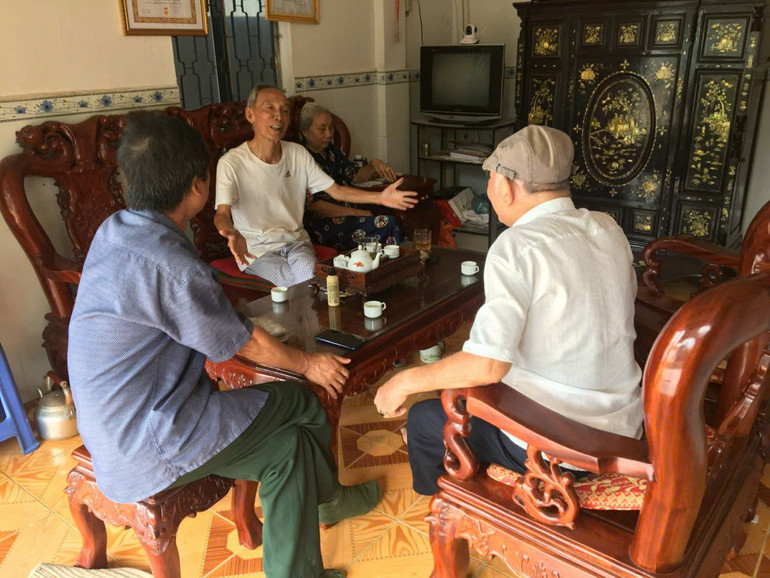 Nhà văn Châu La Việt thăm Thủ trưởng cũ Hoàng Ngọc Chấp tại Cần Thơ. cl5.jpg