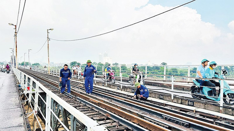 Công ty cổ phần Đường sắt Hà Hải thường xuyên duy tu, bảo dưỡng cầu. caycau2.jpg