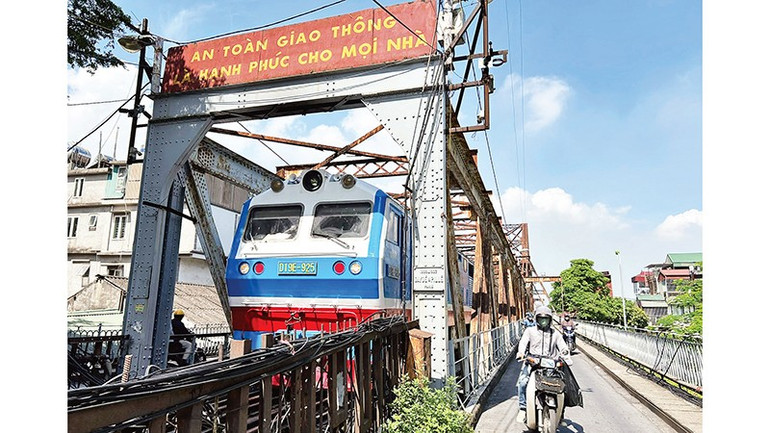 Hằng ngày vẫn có những đoàn tàu chở khách chạy qua cầu. caycau3.jpg