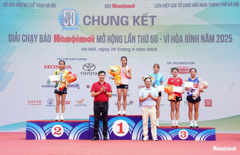 Trao thưởng nội dung nữ chính. chay4.jpg
