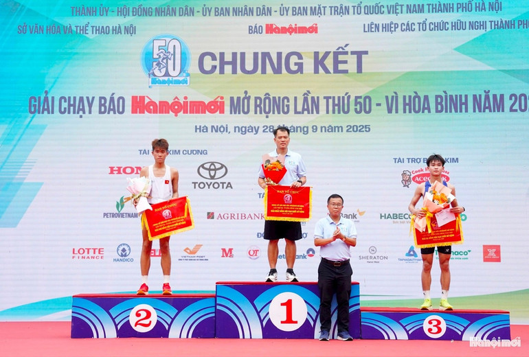 Trao thưởng nội dung nam chính. chay5.jpg