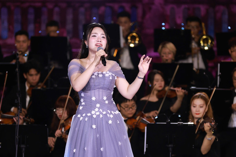 Sångaren Dang Ngoc Anh framför låten n3.jpg