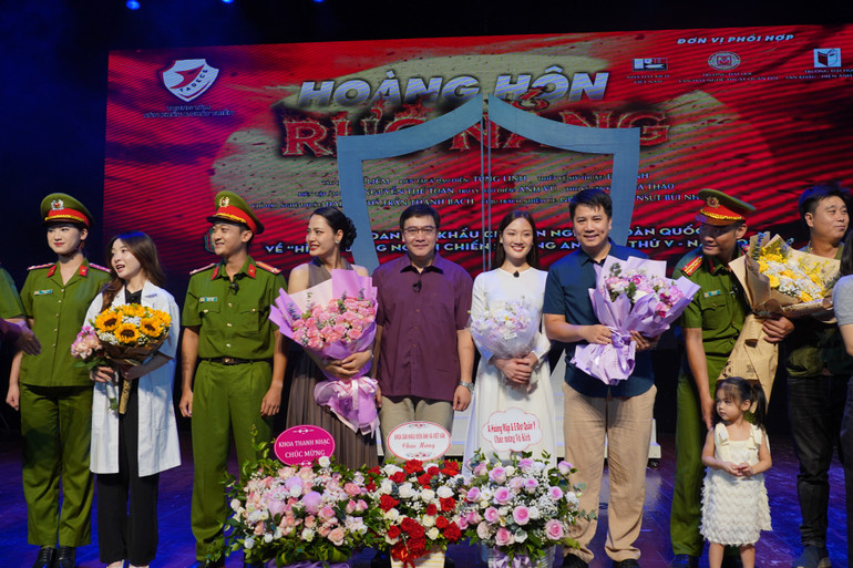 Các nghệ sĩ tại buổi biểu diễn ra mắt vở "Hoàng hôn rực nắng". tl-6.jpg