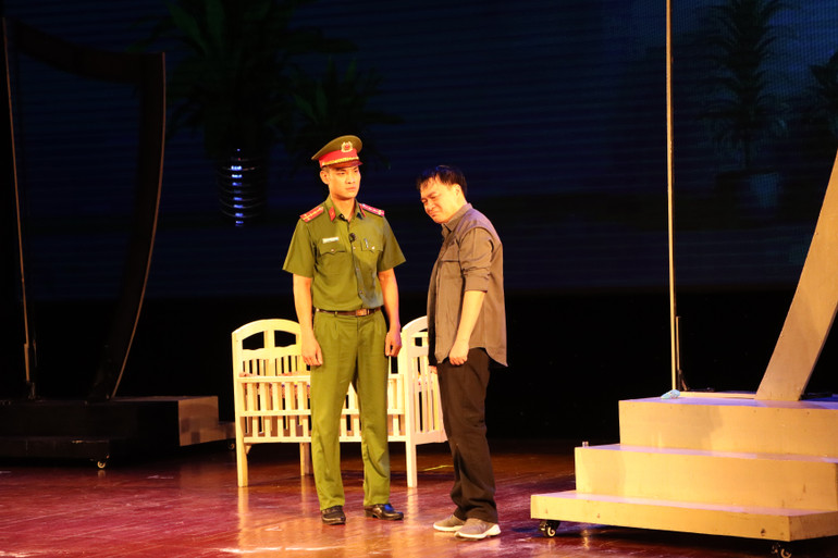 Trong hành trình đấu tranh với tội phạm, nhiều khi họ đứng trước những hiểm nguy và sự lựa chọn đau đớn, chấp nhận sự hy sinh, mất mát của bản thân. tl-31.jpg