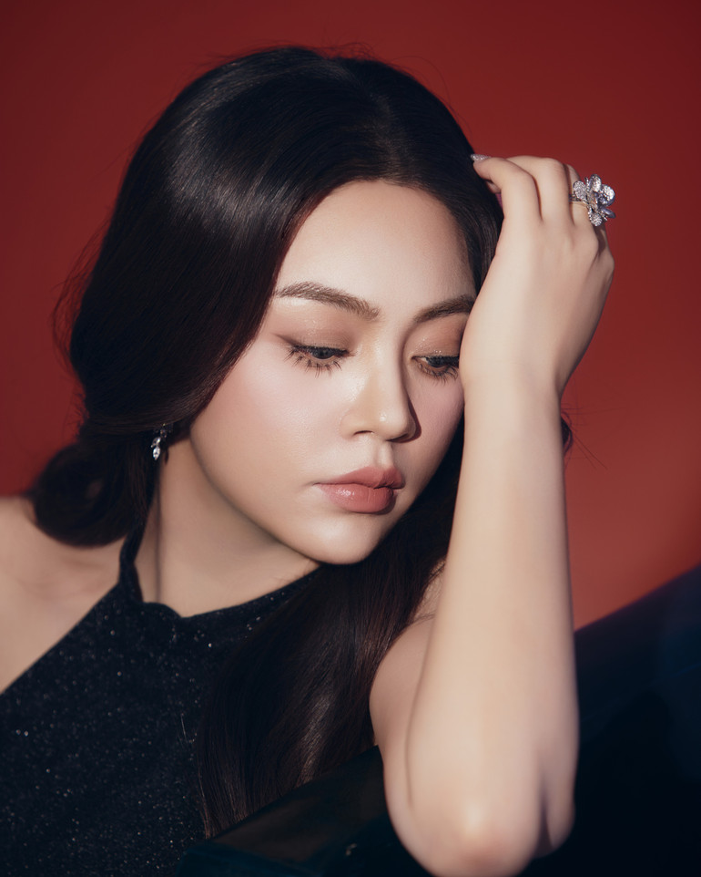Đầu tư nghiêm túc với chất lượng nghệ thuật cao, các album và MV của Khánh Thy luôn được công chúng yêu thích. vol7.jpg