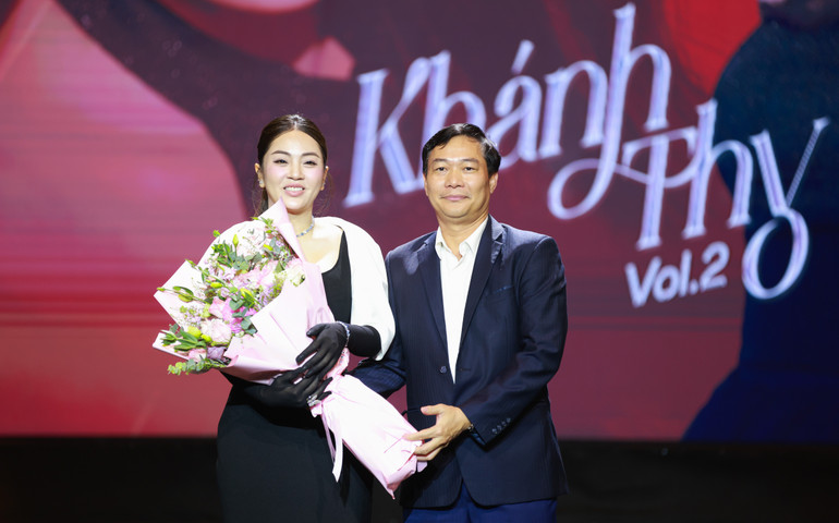 Phó Tổng Giám đốc-Phó Tổng Biên tập Đài Phát thanh và Truyền hình Hà Nội Nguyễn Tiến Dũng tặng hoa chúc mừng ca sĩ Khánh Thy tại lễ ra mắt album thứ hai của cô. vol6.jpg