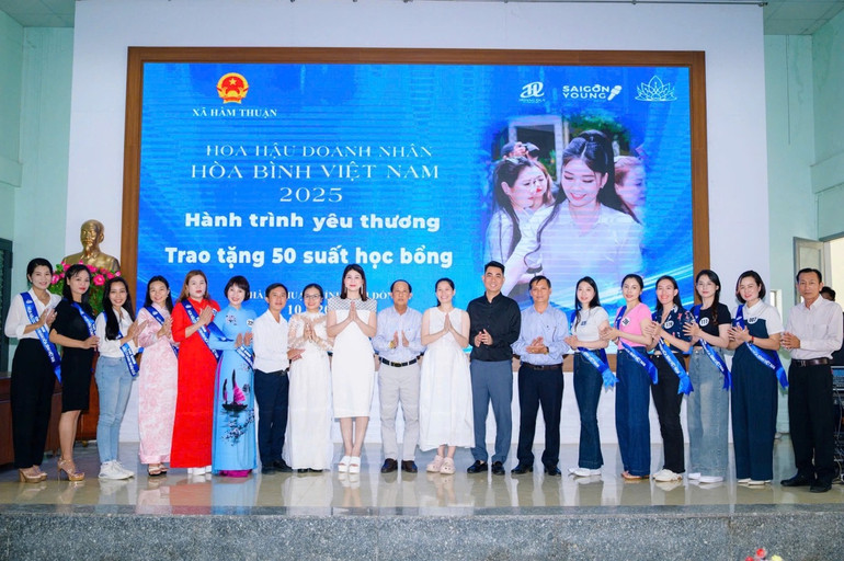 Đoàn Ban tổ chức và thí sinh cuộc thi Hoa hậu Doanh nhân Hòa bình Việt Nam 2025 tại buổi lễ trao tặng học bổng. lieu4.jpg