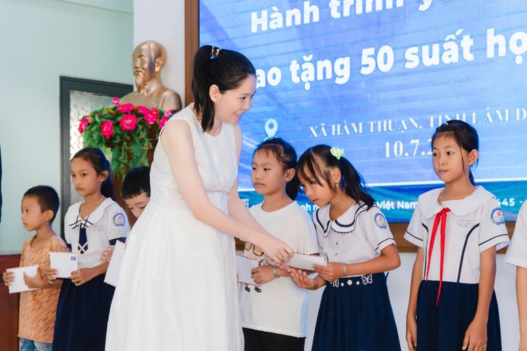 Hoa hậu Lê Thị Thơ, Chủ tịch cuộc thi trao học bổng tặng các em nhỏ tại buổi lễ. lieu2.jpg