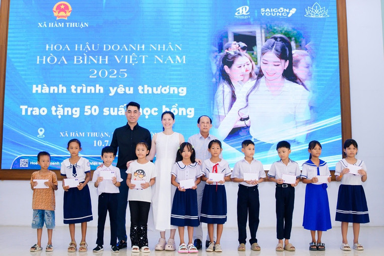 Ông Nguyễn Ngọc Thạch Bí thư Đảng ủy xã Hàm Thuận và Hoa hậu Lê Thị Thơ, nhà báo Trung Hoàng chung vui cùng các em nhỏ. lieu3.jpg