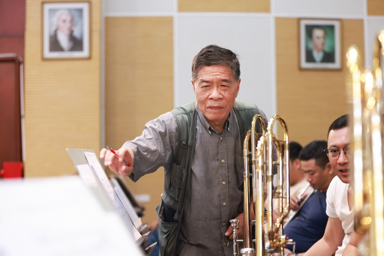 Nhạc sĩ Đặng Hữu Phúc tập luyện cùng các nghệ sĩ Dàn nhạc Giao hưởng Việt Nam. n61.jpg