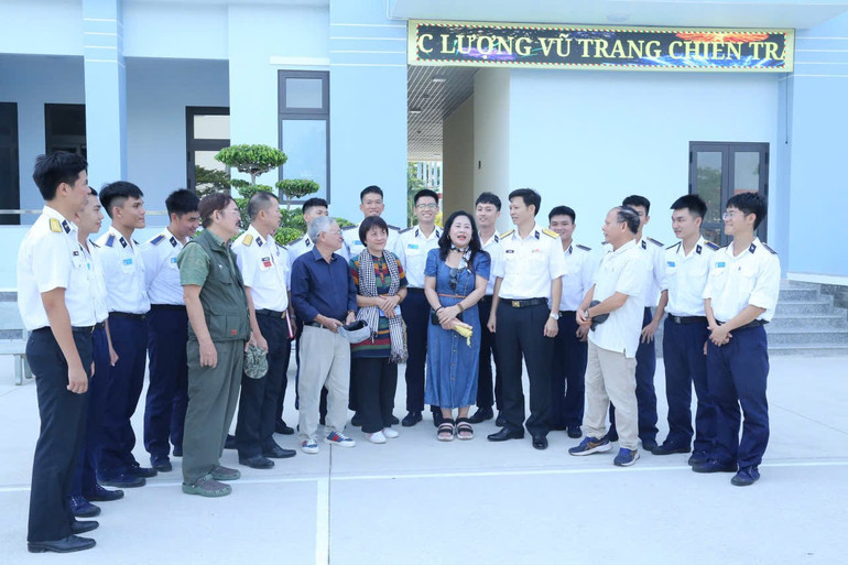 Các nhà văn, nhà thơ dự Trại sáng tác của Nhà xuất bản Quân đội nhân dân thăm cán bộ, chiến sĩ và tìm hiểu thực tế sáng tác tại Học viện Hải quân. anh2.jpg