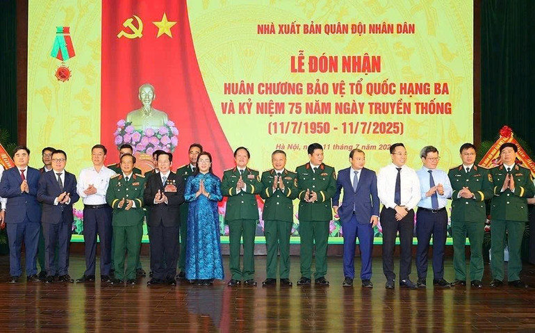 Nhà xuất bản Quân đội nhân dân vừa vinh dự đón nhận Huân chương Bảo vệ Tổ quốc hạng Ba nhân dịp kỷ niệm 75 năm Ngày truyền thống của Nhà xuất bản. anh3.jpg