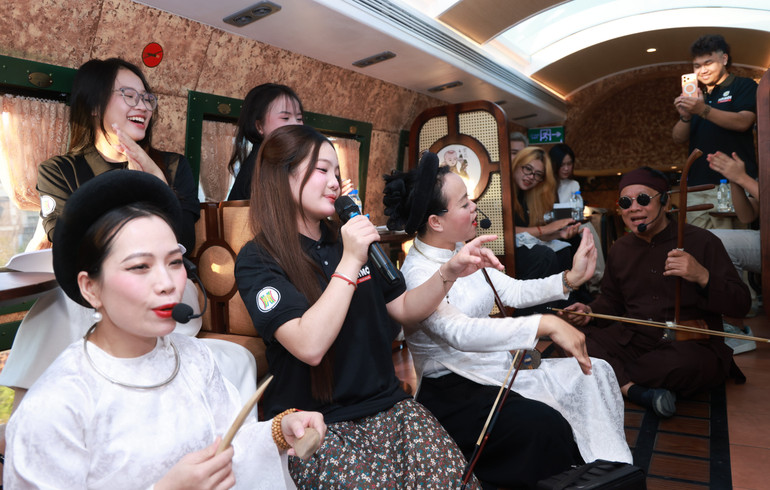 បេក្ខនារីបានសម្តែង និងប្រាស្រ័យទាក់ទងជាមួយសិល្បករច្រៀងហាណូយ សែម ក្នុងដំណើរបទពិសោធន៍។ ht3.jpg