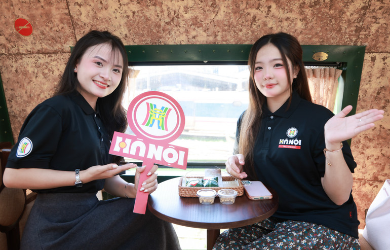 បេក្ខនារីដែលចូលរួមក្នុងដំណើរលើរថភ្លើងបេតិកភណ្ឌ គឺជាតារាចម្រៀងដែលទើបតែចូលដល់វគ្គពាក់កណ្តាលផ្តាច់ព្រ័ត្រ ពីបេក្ខនារីជាង ៧០០នាក់ ដែលបានចុះឈ្មោះក្នុងវគ្គបឋមនៃកម្មវិធី “Hanoi Singing Voice 2025” ក្នុងរយៈពេលពីរខែកន្លងមកនេះ។ ht4.jpg