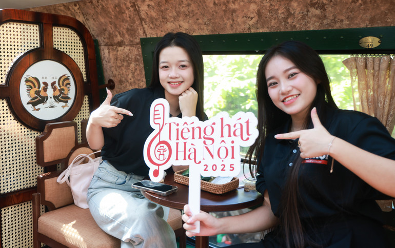 រថភ្លើងបេតិកភណ្ឌបាននាំបេក្ខភាពប្រលង “សំឡេងហាណូយ 2025” ទៅកាន់តំបន់វប្បធម៌នៅទីក្រុងហាណូយ និង Bac Ninh និងស្វែងយល់អំពីសិល្បៈសម្តែងប្រពៃណីជនជាតិ។ ht32.jpg