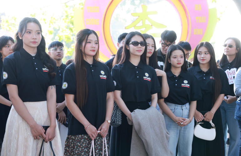 ការប្រកួត “Hanoi Singing Voice 2025” គឺជាការប្រកួតដ៏ធំ និងចម្រុះបំផុតមិនធ្លាប់មាន ទាក់ទងនឹងសញ្ជាតិ តំបន់ តំបន់ និងអាយុនៃអ្នកចូលរួម ជាមួយនឹងតម្លៃរង្វាន់ខ្ពស់។ ht6.jpg