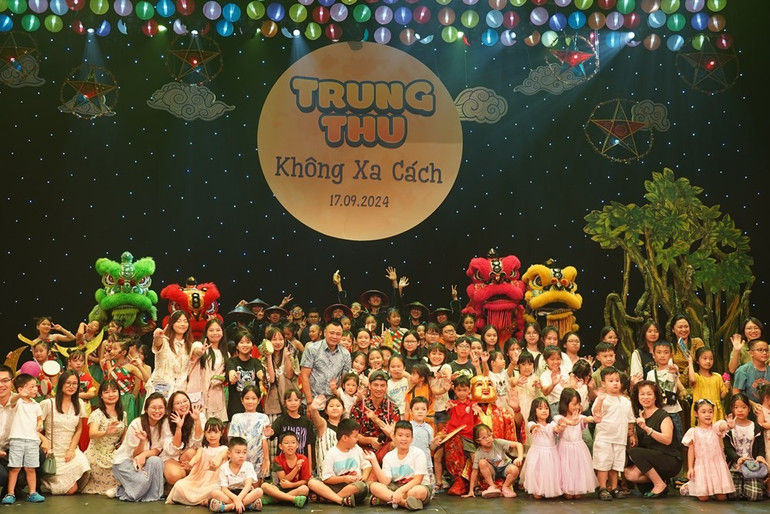 Các nghệ sĩ nổi tiếng tham gia một hoạt động từ thiện, quyên góp ủng hộ đồng bào bị bão lụt. (Ảnh NHKVN) qc4.jpg