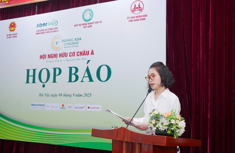 Bà Đặng Thị Bích Hường, Phó Chủ tịch kiêm Tổng Thư ký Hiệp hội Nông nghiệp Hữu cơ Việt Nam (VOAA) phát biểu tại buổi họp báo. hc4.jpg