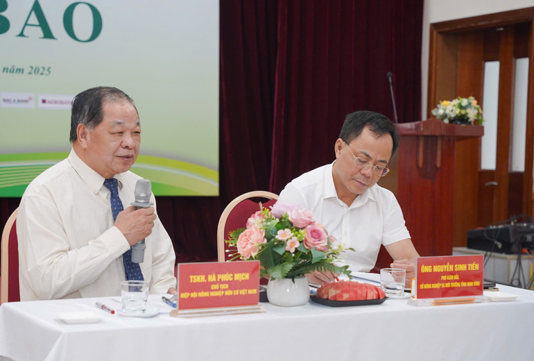 Tiến sĩ khoa học Hà Phúc Mịch và đại diện tỉnh Ninh Bình tại cuộc họp báo. hc2.jpg