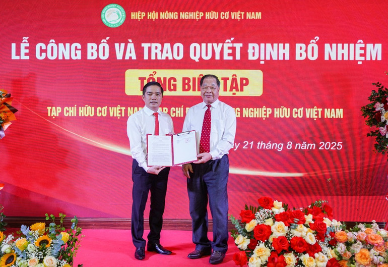 Nhà báo Đỗ Ngọc Thi nhận quyết định bổ nhiệm làm Tổng Biên tập Tạp chí Hữu cơ Việt Nam và phiên bản điện tử Nông nghiệp hữu cơ Việt Nam. hc2.jpg