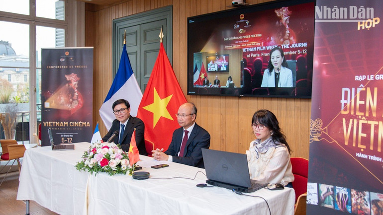 Przedstawienie i promocja Tygodnia Kina Wietnamskiego na konferencji prasowej w Paryżu (zdjęcie: MINH DUY/BND). npl1.jpg