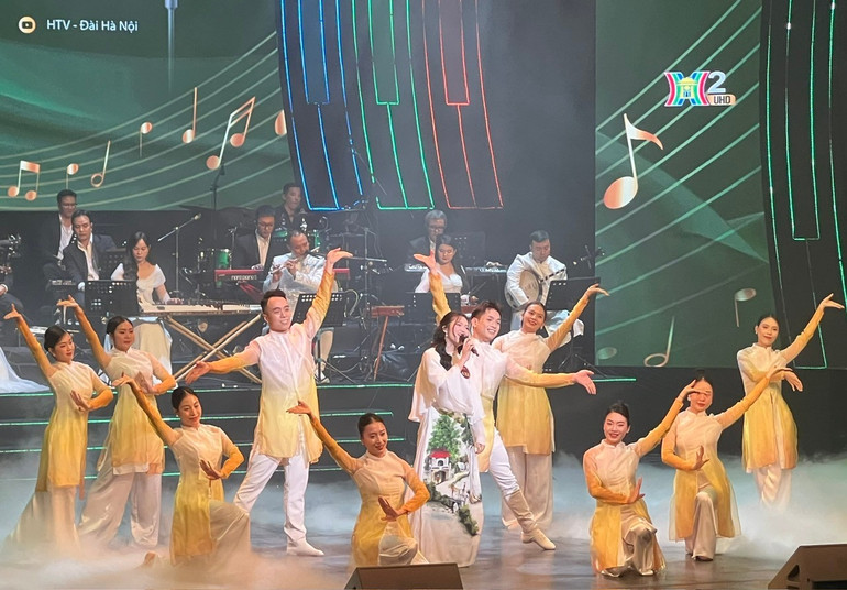 Une prestation lors de la finale du « Concours de chant de Hanoï 2025 ». thhn3.jpg