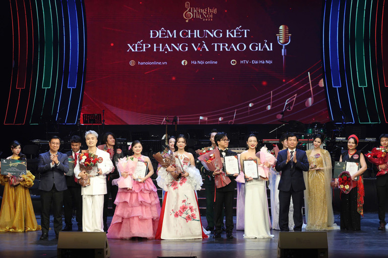 Les gagnants du « Concours de chant de Hanoï 2025 ». thhn2.jpg