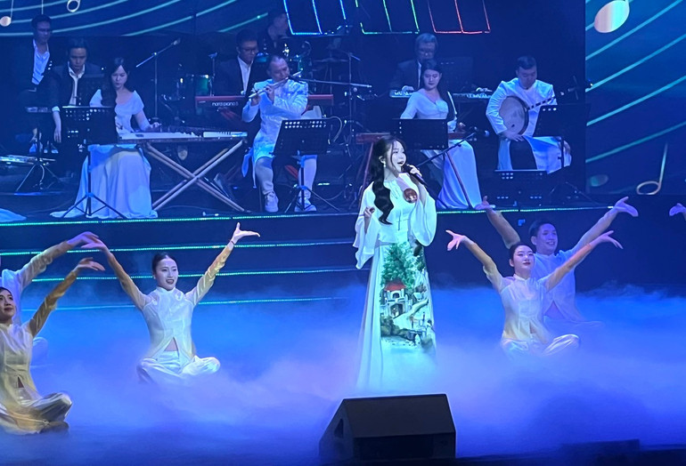 Chaque candidat est une personne talentueuse dotée d'une personnalité artistique unique. thhn5.jpg