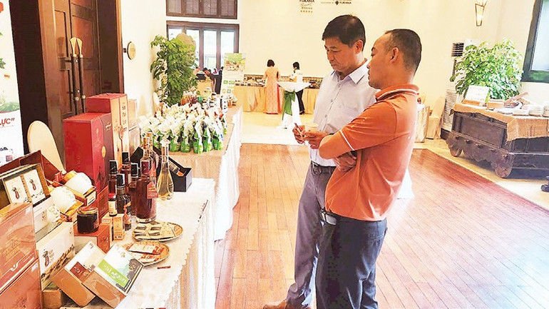 Đại biểu tham quan các gian hàng của một số doanh nghiệp trong không gian hội thảo. tt2.jpg