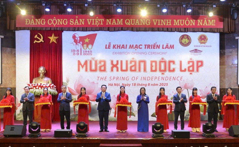 Đồng chí Nguyễn Trọng Nghĩa cắt băng khai mạc Triển lãm tranh sơn mài "Mùa Xuân Độc lập". sonmai3.jpg
