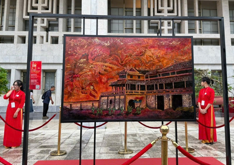 Tác phẩm sơn mài "Ngọ môn Huế ngày 26/3/1975" (kích thước 1,2m x 1,9m). sonmai6.jpg