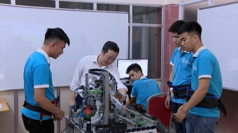 Sinh viên trường Cao đẳng Cơ điện Hà Nội thực hành lập trình máy móc tự động. gd3.jpg