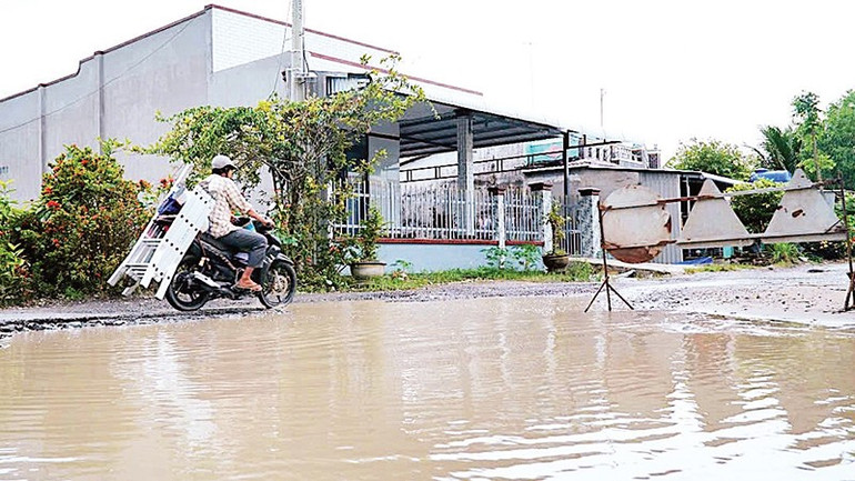 Người dân đi ngang tuyến lộ Ninh Quới - Ngan Dừa phải “đánh vật” trên con đường đầy rẫy nguy hiểm. 3.jpg