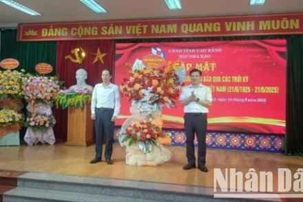 Lãnh đạo Ủy ban nhân dân tỉnh Cao Bằng tặng hoa chúc mừng các thế hệ người làm báo tỉnh Cao Bằng.