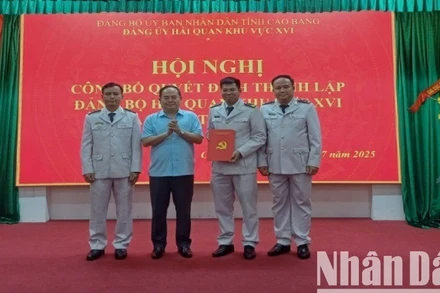 Đồng chí Quản Minh Cường, Bí thư Tỉnh ủy Cao Bằng trao quyết định thành lập Đảng bộ hải quan khu vực 16.
