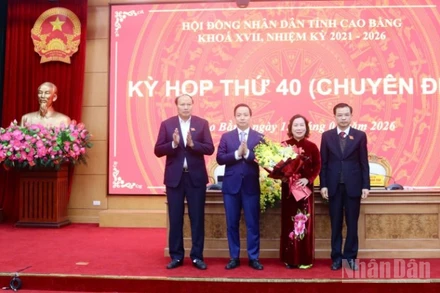 Lãnh đạo tỉnh Cao Bằng tặng hoa chúc mừng đồng chí Hà Nhật Lệ, Phó Chủ tịch Ủy ban nhân dân tỉnh Cao Bằng.