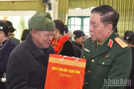 Đại tướng Nguyễn Trọng Nghĩa, Chủ nhiệm Tổng cục Chính trị Quân đội nhân dân Việt Nam tặng quà gia đình chính sách ở xã Tam Kim, tỉnh Cao Bằng