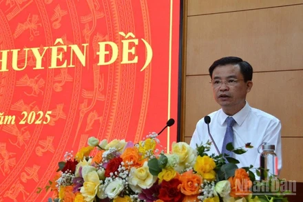 Đồng chí Bế Thanh Tịnh, Chủ tịch Hội đồng nhân dân tỉnh Cao Bằng phát biểu ý kiến tại kỳ họp.