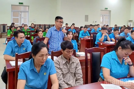 Cán bộ Công đoàn cơ sở phát biểu ý kiến đối thoại với các sở, ngành địa phương.