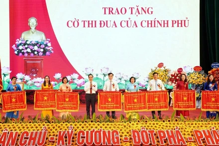 Chủ tịch Ủy ban nhân dân tỉnh Cao Bằng trao cờ thi đua cho các điển hình tiên tiến trong phong trào thi đua.