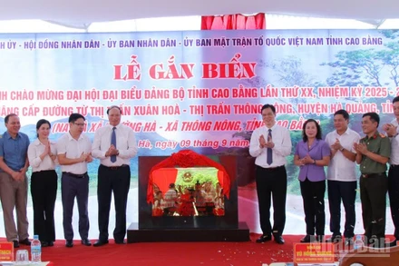Các đại biểu gắn biển công trình chào mừng Đại hội Đảng bộ tỉnh Cao Bằng lần thứ 20 tại tuyến đường từ xã Trường Hà đến xã Thông Nông.