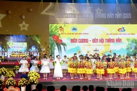 Chương trình “Biên cương - Đêm hội trăng rằm” do Bộ Tư lệnh Bộ đội Biên phòng phối hợp Ủy ban nhân dân tỉnh Cao Bằng tổ chức.