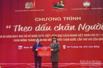 Lãnh đạo Cục Công tác Chính trị, Bộ Công an, trao tượng trưng kinh phí hỗ trợ chương trình.