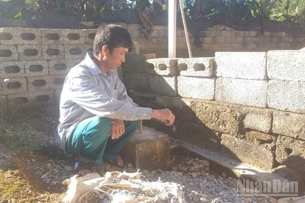 Trưởng xóm Bản Tiên, xã Trùng Khánh, tỉnh Cao Bằng bên vòi nước của công trình cấp nước sinh hoạt xóm Bản Tiên.